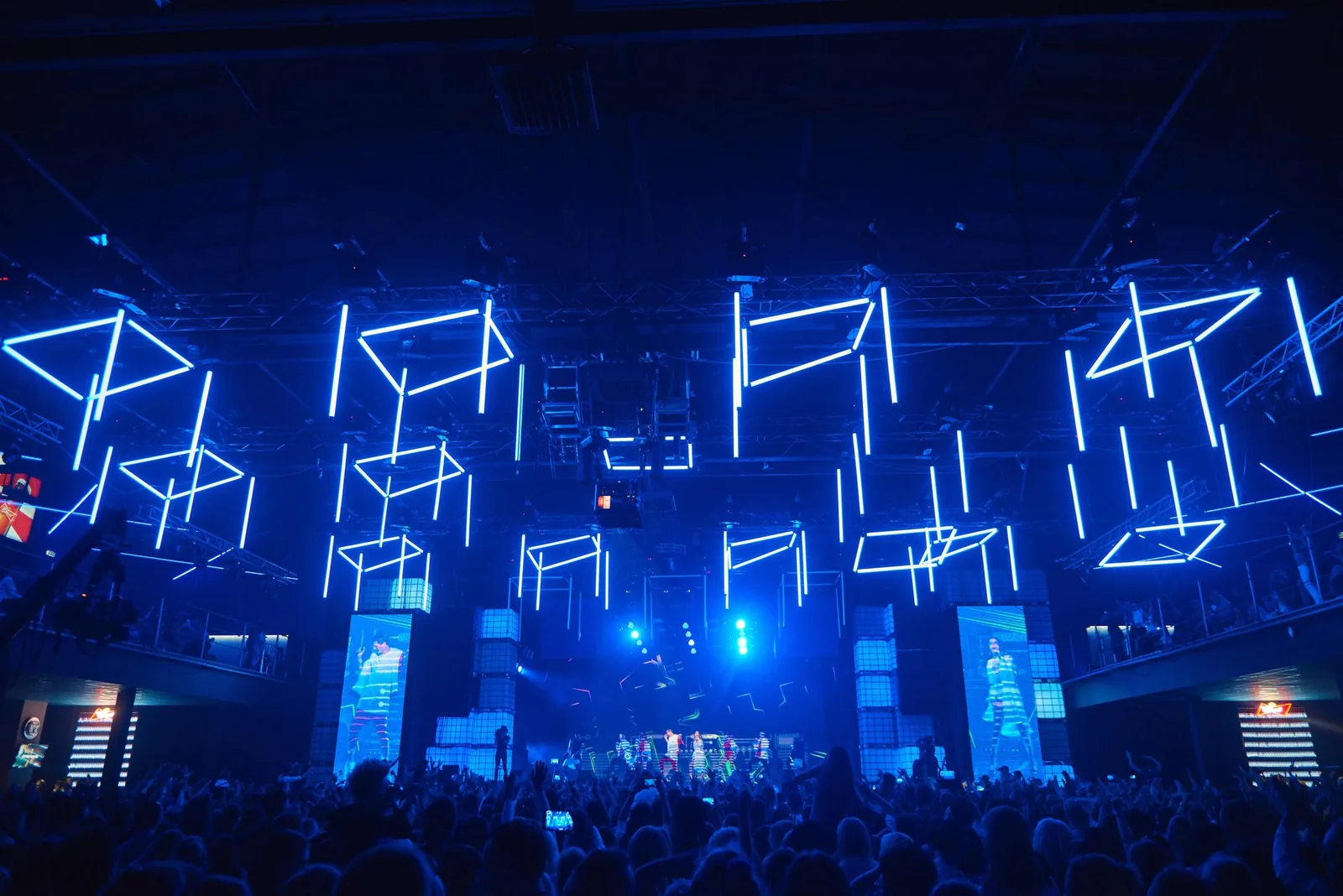 Kinetic light cubes