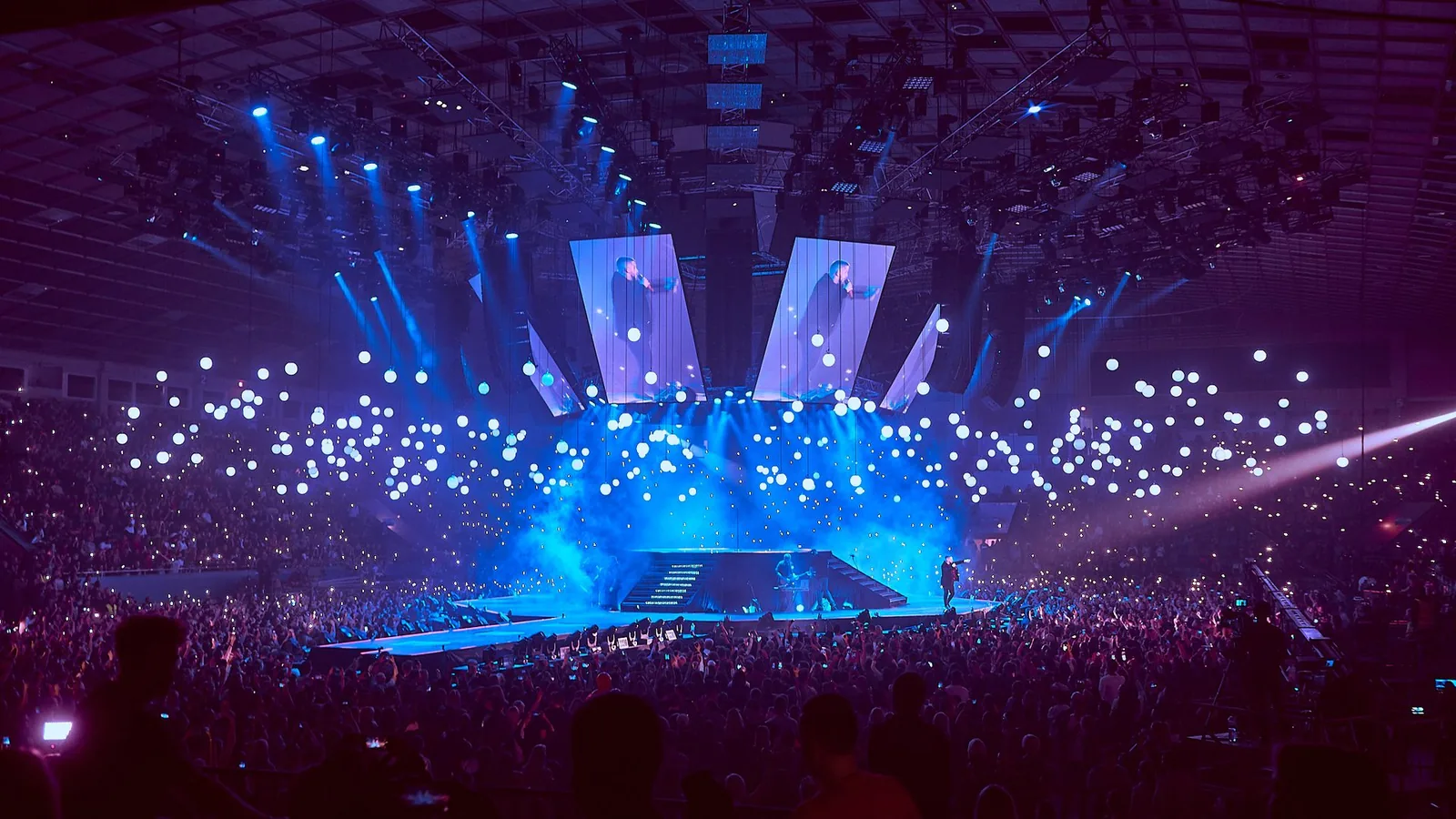Kinetic lights in motion
