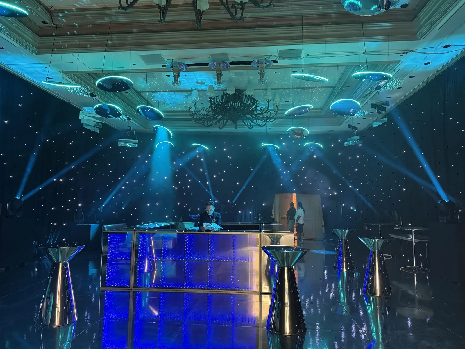 Kinetic mirror experience at a major Las Vegas resort