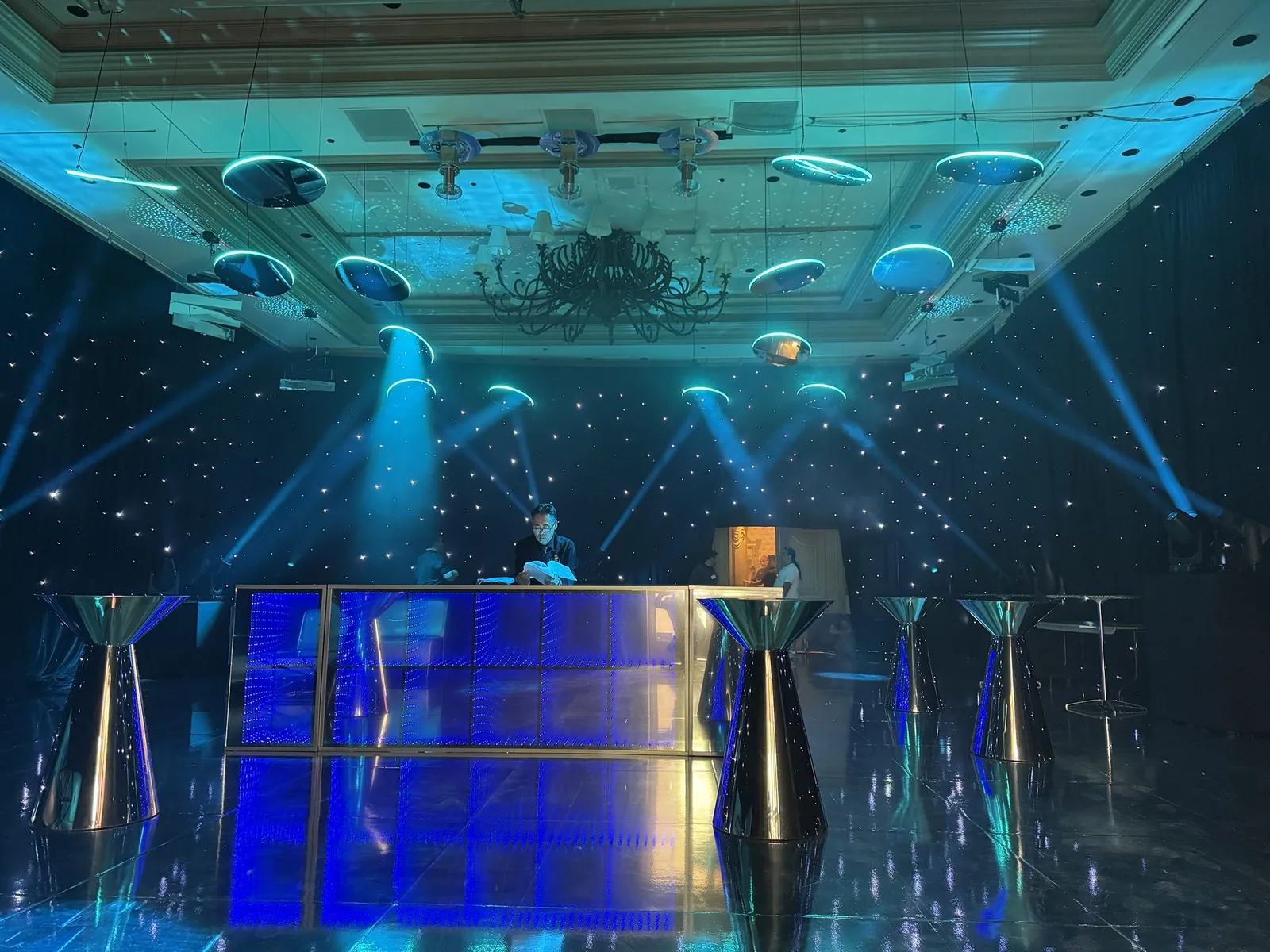 Kinetic mirror experience at a major Las Vegas resort