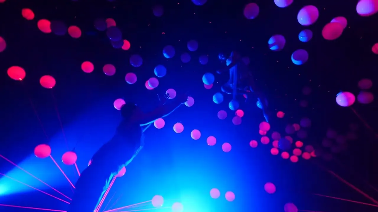 Kinetic Show — spheres on winches