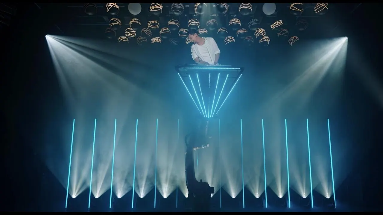 SkyNova — DJ booth flown by a KUKA robot